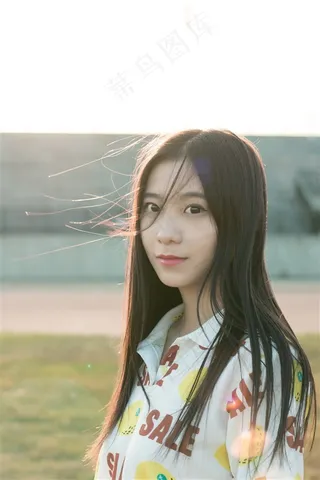 阳光少女户外高清图