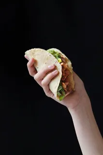 一只手抓卷饼图片 一只手抓卷饼图片