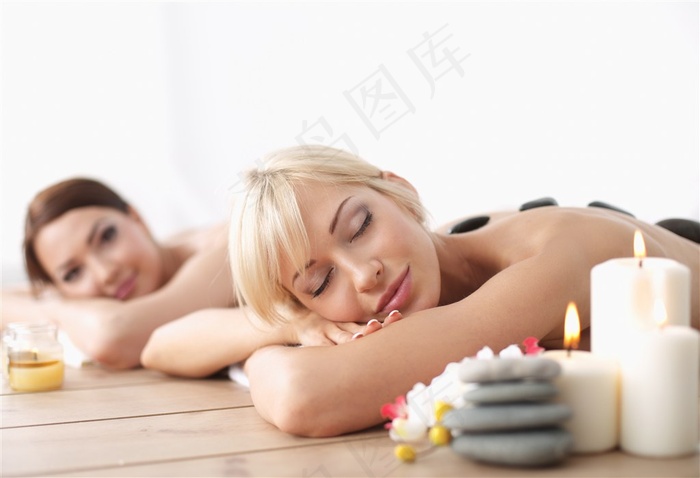 正在享受spa的欧美女性高清图
