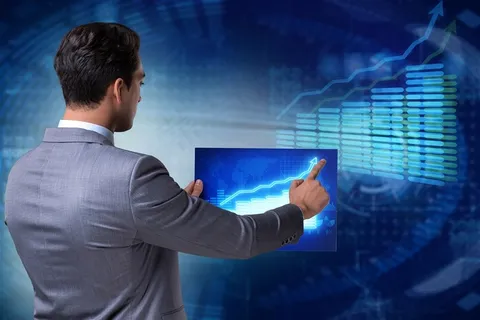 拿着电子屏幕指向信息图表的商务人士高清图片 拿着电子屏幕指向信息图表的商务人士高清图片