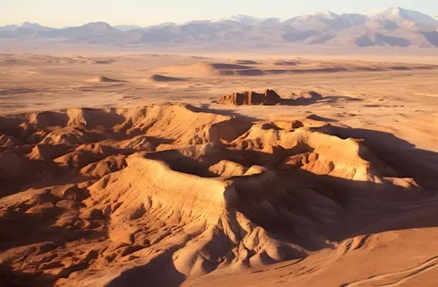 西北荒漠山风景背景