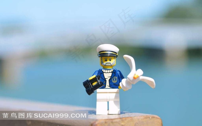 可爱的乐高玩具拿望远镜的船长素材