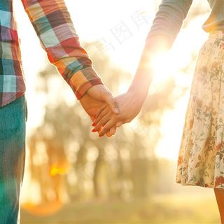 森林里情侣牵手图片