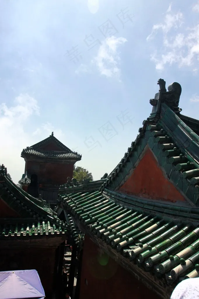 蓝天下建筑群上的屋脊