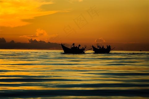 唯美湖上泛舟的人山水风景图片