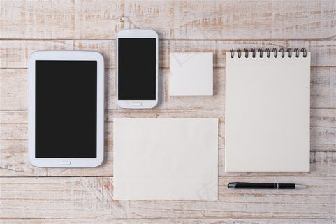 桌上平板和本子等