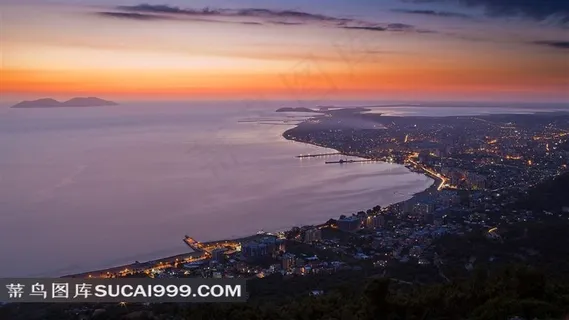 朝霞下的海岸城市