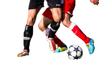 足球运动员踢球射门免抠