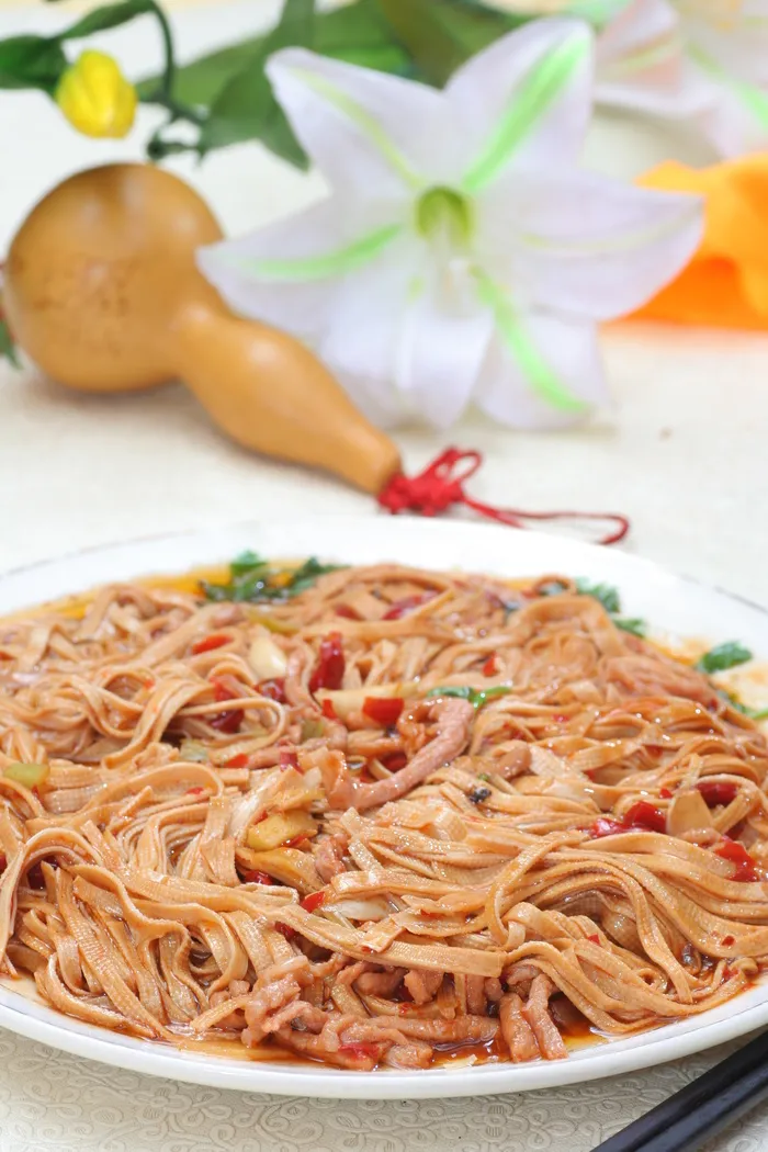 旋转 红扒豆腐丝16元