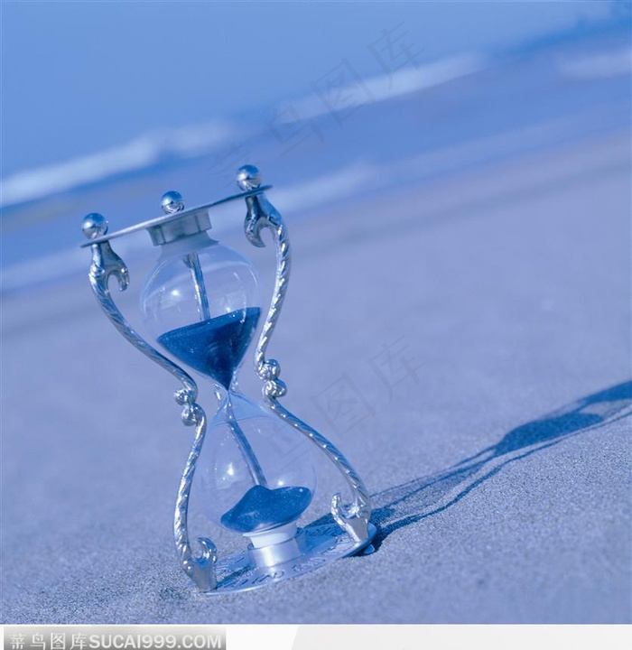 沙滩上的蓝色沙漏