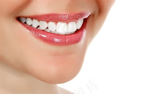 咧开嘴微笑的女子唇部特写 咧开嘴微笑的女子唇部特写
