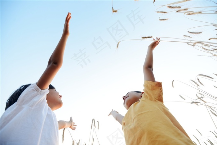 举起手欢腾的儿童图片