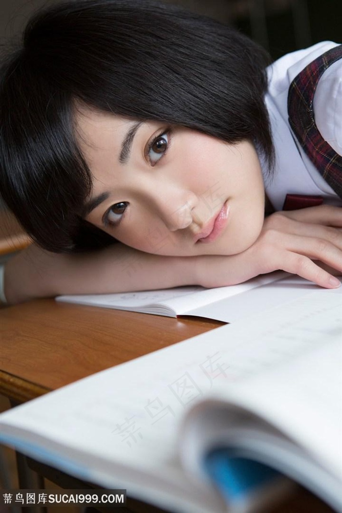 趴在桌子上的高清日本美女图片