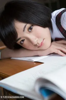 趴在桌子上的高清日本美女图片 趴在桌子上的高清日本美女图片