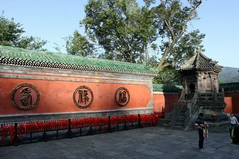 蓝天下寺院围墙外的小塔