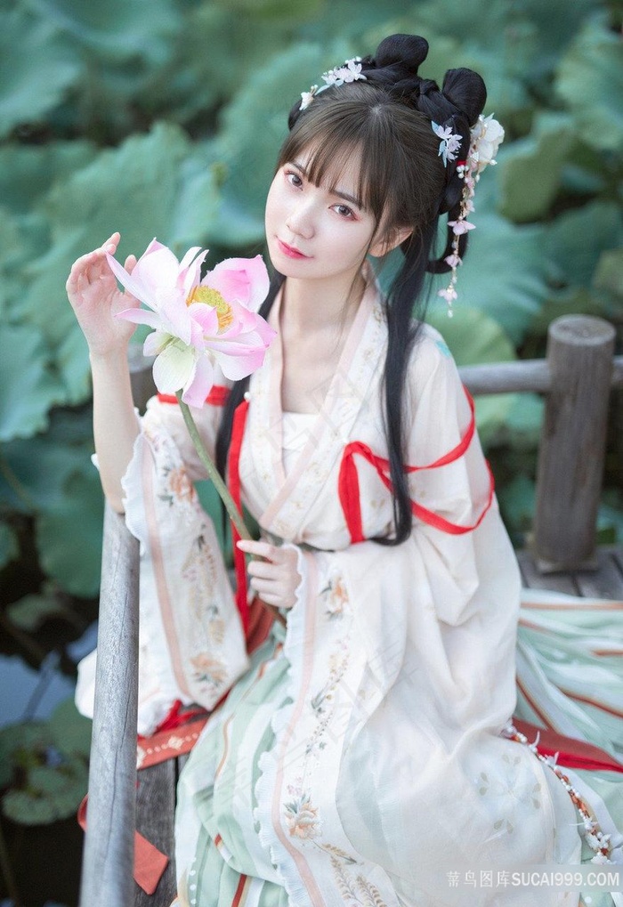 荷花与可爱古装少女图片