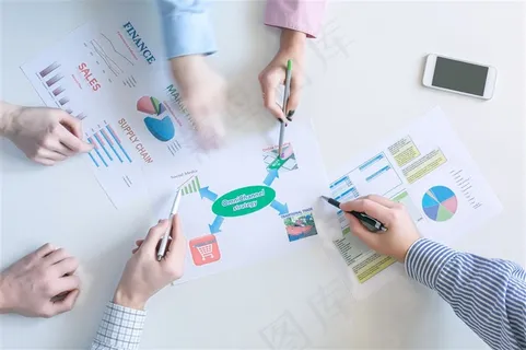 正在做数据分析的商务人士高清素材图片