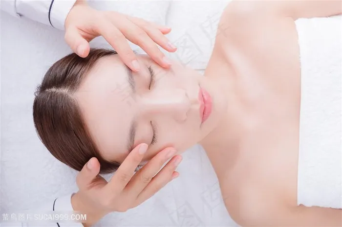 美容师给气质美女顾客面部按摩