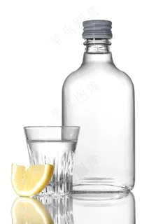柠檬酒杯与伏特加酒图片