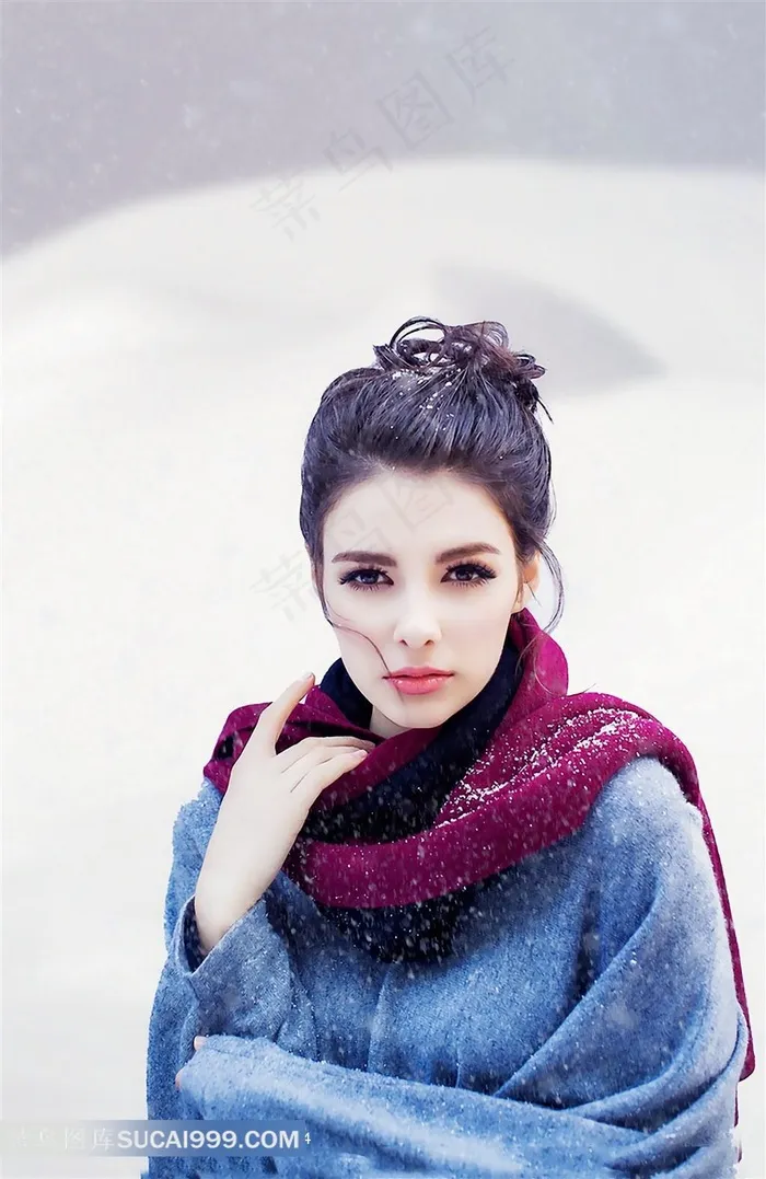 雪地围着围巾的美女美容图片
