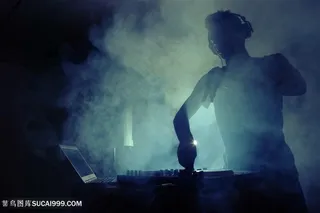 正在跳舞的人群高清图片