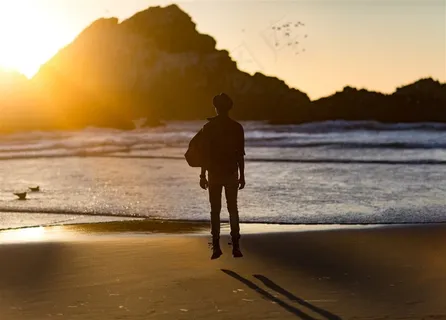 海边眺望的男人 海边眺望的男人