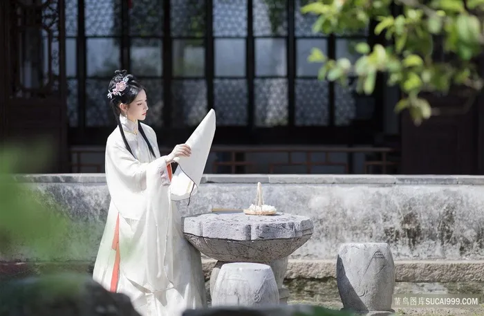 清纯古典古装白衣美女图片