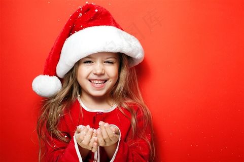 开心捧雪的国外女孩