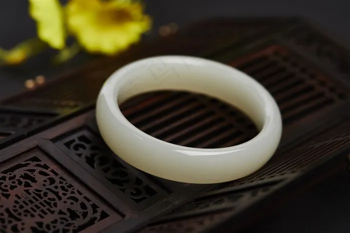 贵重精美的玉镯大图