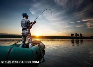 晚霞下钓鱼的男人图片