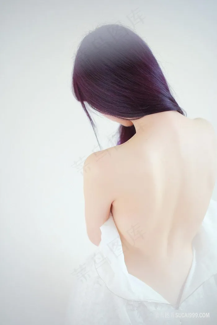 光滑细腻的女生背影