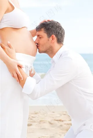 海边的一对夫妻