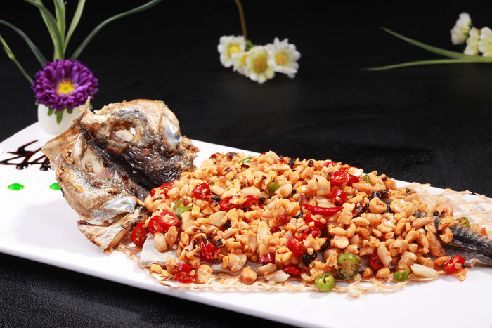 蒜香果仁脆鲩鱼