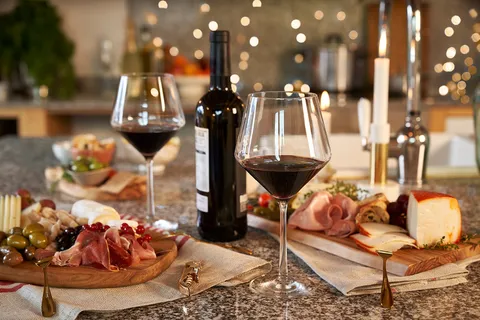 餐桌上摆放着西餐和葡萄酒