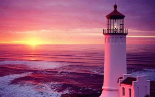 海边夕阳霞光下的灯塔图片