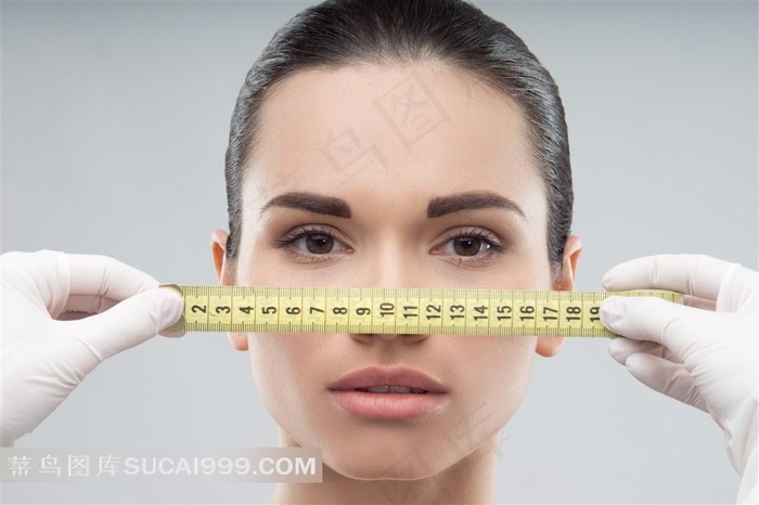 用米尺量脸部的美女高清图片