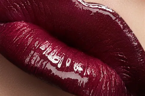 深色唇彩的嘴巴