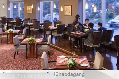 窗前餐桌上就餐的顾客