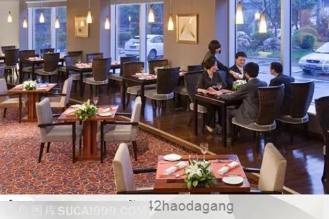 窗前餐桌上就餐的顾客 窗前餐桌上就餐的顾客