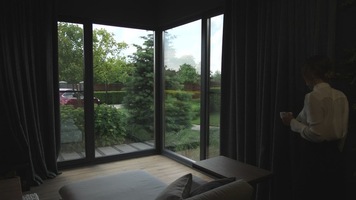 享用咖啡的女人