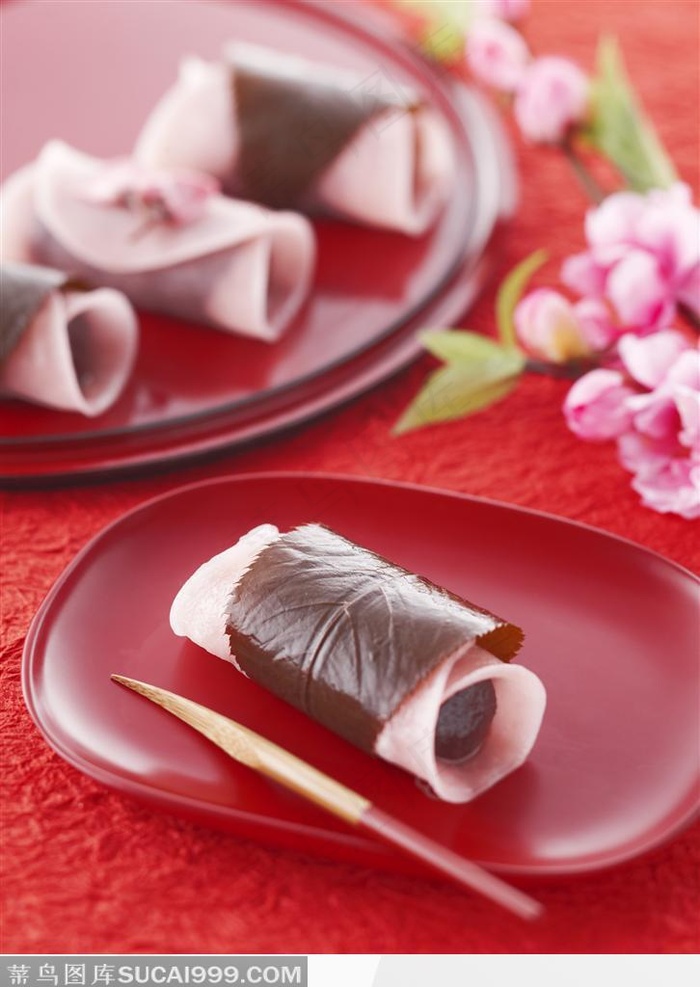 日本传统元素-红色餐盘里的寿司和桌子上的鲜花