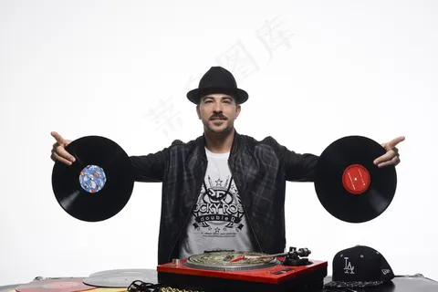夜店帅哥DJ打碟图片