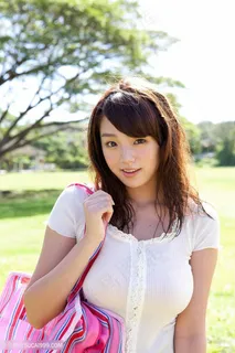 草地上的高清日本清纯大胸美女篠崎愛图片 草地上的高清日本清纯大胸美女篠崎愛图片
