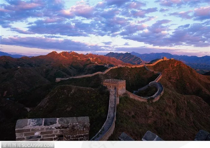 彩霞中连绵山脉上的长城