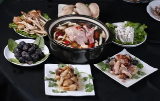 煲类火锅川菜特色菜野菌乳鸽煲