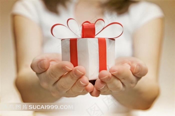 捧着礼物的美女高清摄影图片