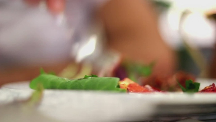 一个人用叉子吃沙拉的特写镜头