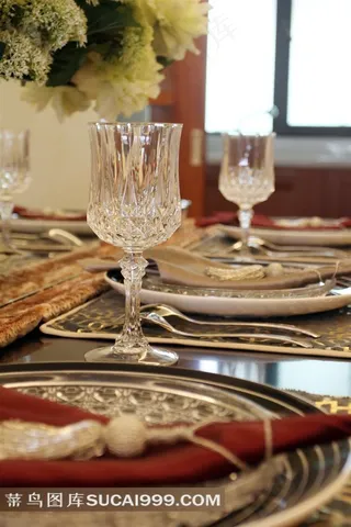 餐桌上的餐具玻璃杯和花束摄影图片
