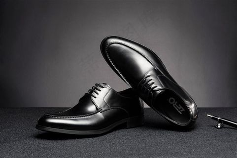 台子上钢笔旁边的男士皮鞋图片欣赏