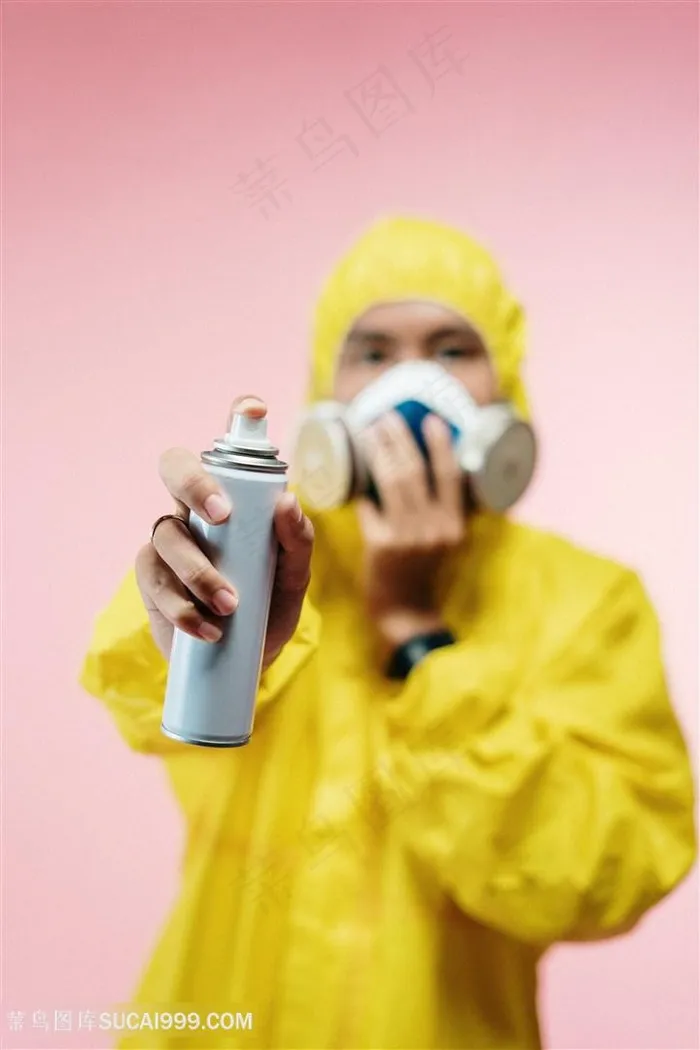 拿着喷瓶预防消毒图片